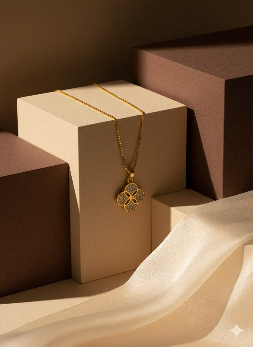 Colar de trevo cravejado ouro 18k