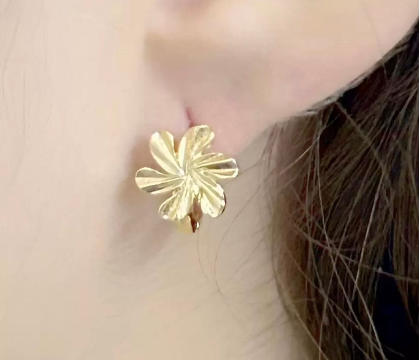 Brinco de argola com flor